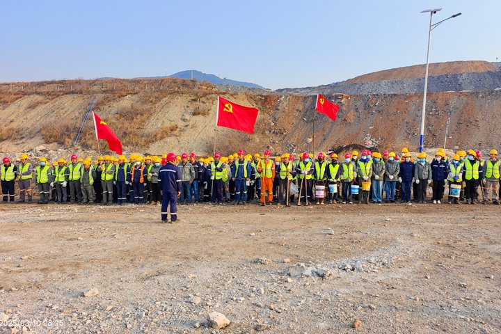 先锋露天煤矿党总支联合公司各党支部开展“党建引领促发展，同心共筑绿色矿山”主题党日活动