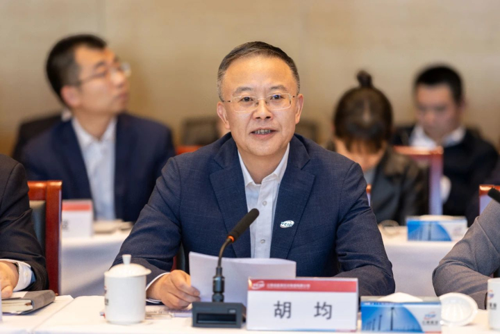 能投集团、煤炭产业集团党委书记、董事长胡均发言.jpg